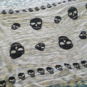 2 Skull scarfs